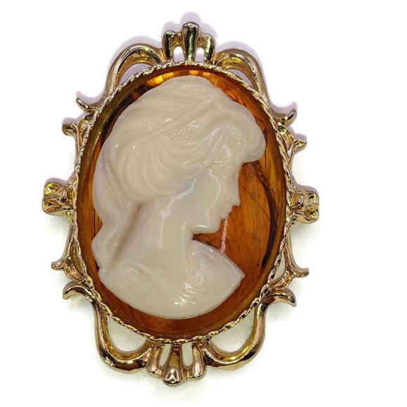 Ornate Faux Cameo Brooch by Gerrys © - Picture 1 of 5